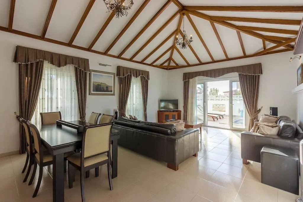 Villa Maya. Attractive Modern 4 Bedroom Villa Callao Salvaje