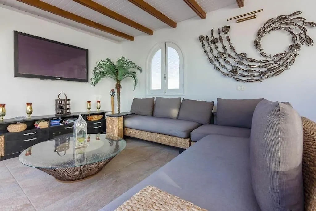 Villa Maya. Attractive Modern 4 Bedroom Villa Callao Salvaje 0*,  Hiszpania